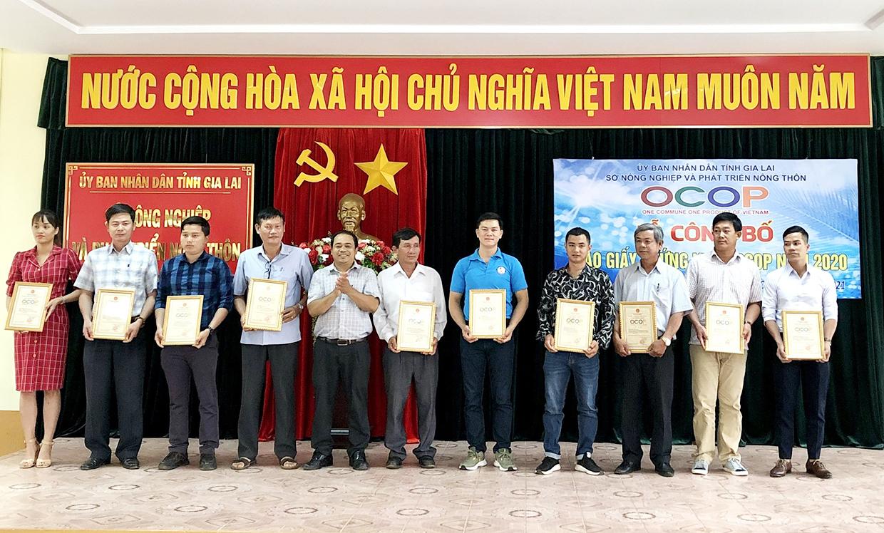 Trao giấy chứng nhận sản phẩm OCOP cấp tỉnh năm 2020 cho các chủ thể. Ảnh: Vũ Thảo