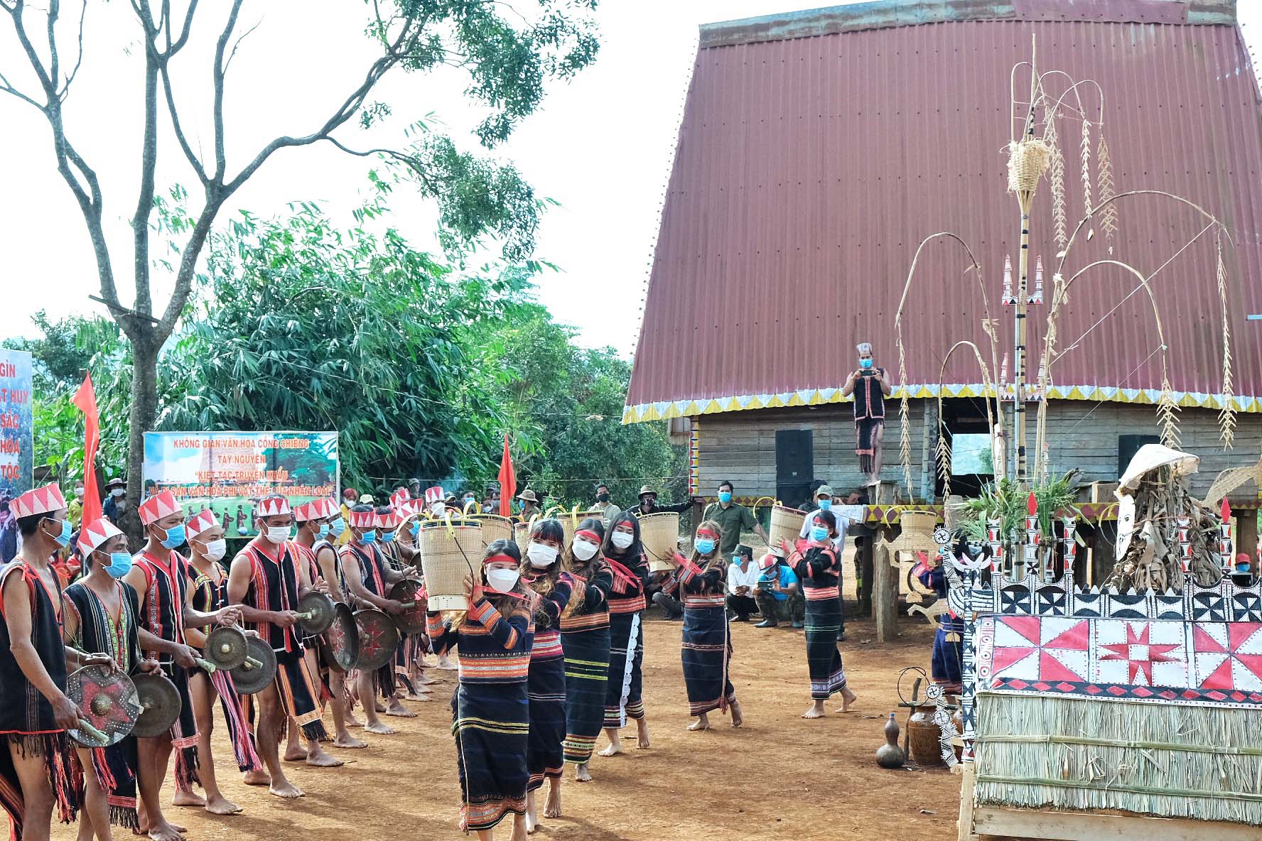 Các nghệ nhân trình diễn cồng chiêng trong lễ mừng lúa mới ở làng Ó (xã Ia Vê, huyện Chư Prông). Ảnh: Hoàng Ngọc