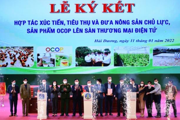 Các đại biểu nhấn nút khai trương đưa nông sản Hải Dương lên các sàn thương mại điện tử. Ảnh: Tùng Đinh.