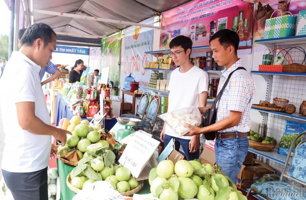 HTX Vườn cây ăn trái Trường Khương A, huyện Phong Điền tham gia một hội chợ xúc tiến thị trường được tổ chức tại Cần Thơ.