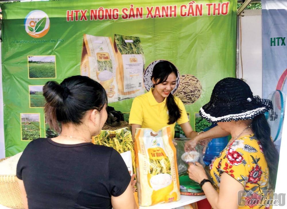 HTX nông sản xanh Cần Thơ tham dự hội chợ xúc tiến thương mại do Liên minh HTX Việt Nam tổ chức tại TP Cần Thơ.