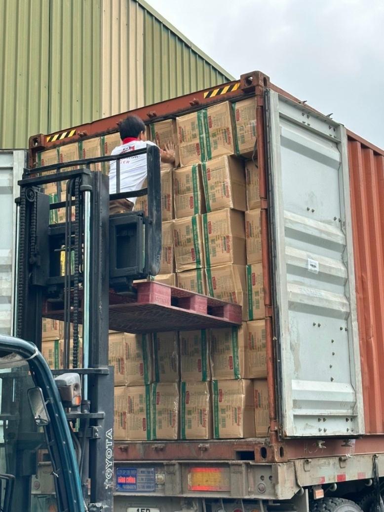 Sản phẩm miến dong của HTX Tài Hoan, xã Côn Minh, huyện Na Rì được bốc lên xe chuẩn bị xuất sang châu Âu.