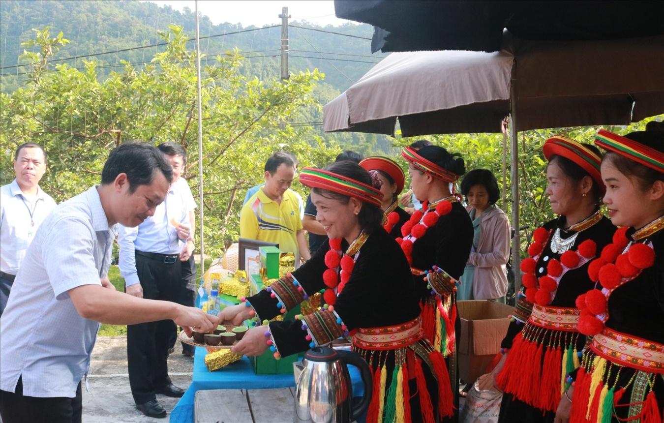 Giới thiệu các sản phẩm OCOP của tỉnh Bắc Kạn với du khách.