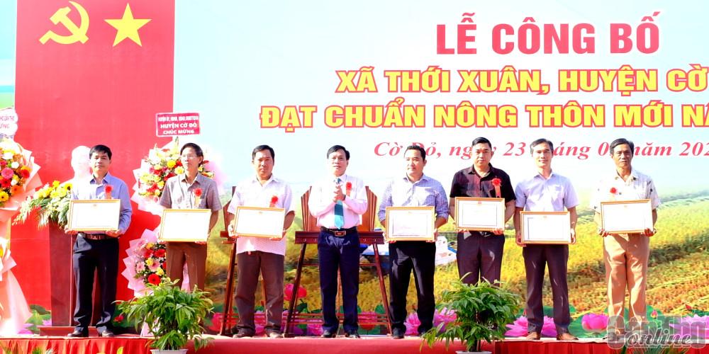 Lãnh đạo TP Cần Thơ khen thưởng các tổ chức, cá nhân có thành tích trong xây dựng NTM nâng cao Thới Xuân, huyện Cờ Đỏ.