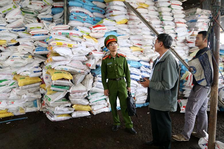 Phát hiện nhiều cửa hàng buôn bán phân bón giả, kém chất lượng - Báo Lâm  Đồng điện tử