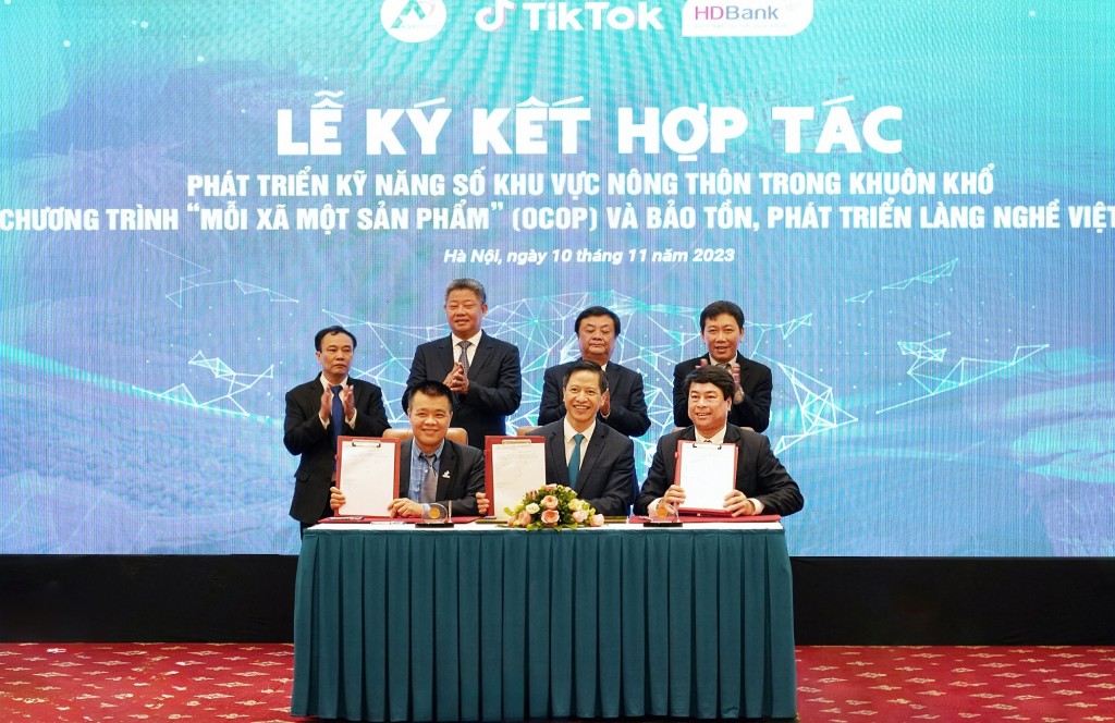 HDBank đã ký kết Biên bản hợp tác với Agritrade và TikTok để quảng bá, phát triển chương trình quốc gia “Mỗi xã Một sản phẩm” (OCOP