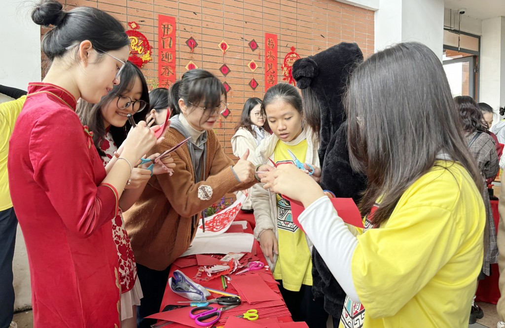 Học sinh hào hứng trải nghiệm Tết cổ truyền tại Festival Xuân 2024