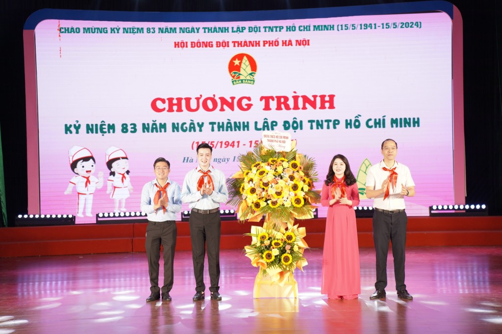 Đồng chí Chu Hồng Minh, Ủy viên Ban Thường vụ Trung ương Đoàn, Thành ủy viên, Bí thư Thành đoàn Hà Nội và đồng chí Nguyễn Tiến Hưng, Ủy viên Ban Chấp hành Trung ương Đoàn, Phó Bí thư Thành đoàn, Chủ tịch Hội Sinh viên Việt Nam thành phố Hà Nội tặng hoa chúc mừng Hội đồng Đội thành phố