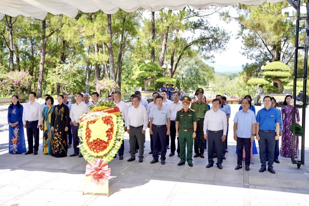 Đoàn đại biểu TP Hà Nội do đồng chí Nguyễn Văn Phong, Phó Bí thư Thành ủy làm Trưởng đoàn dâng hương tại Nghĩa trang Liệt sỹ Quốc gia Trường Sơn