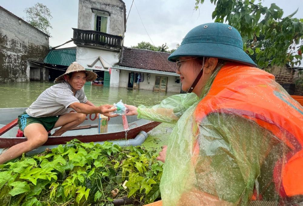 Công an huyện phát thuốc cho người dân