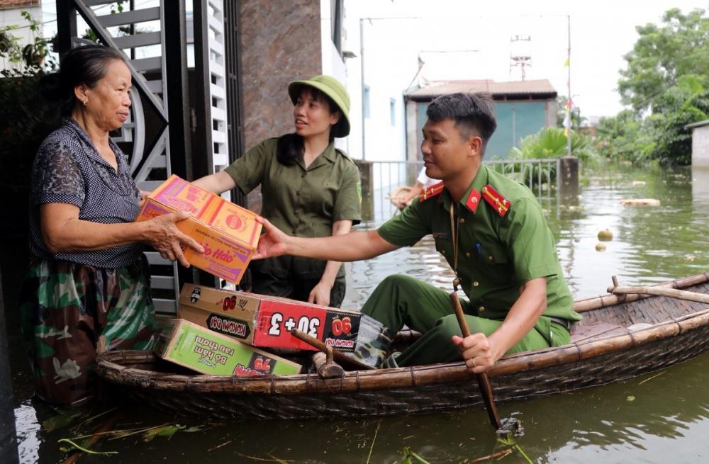 Công an huyện và lực lượng chức năng huyện đến tận nhà dân phát lương thực thiết yếu