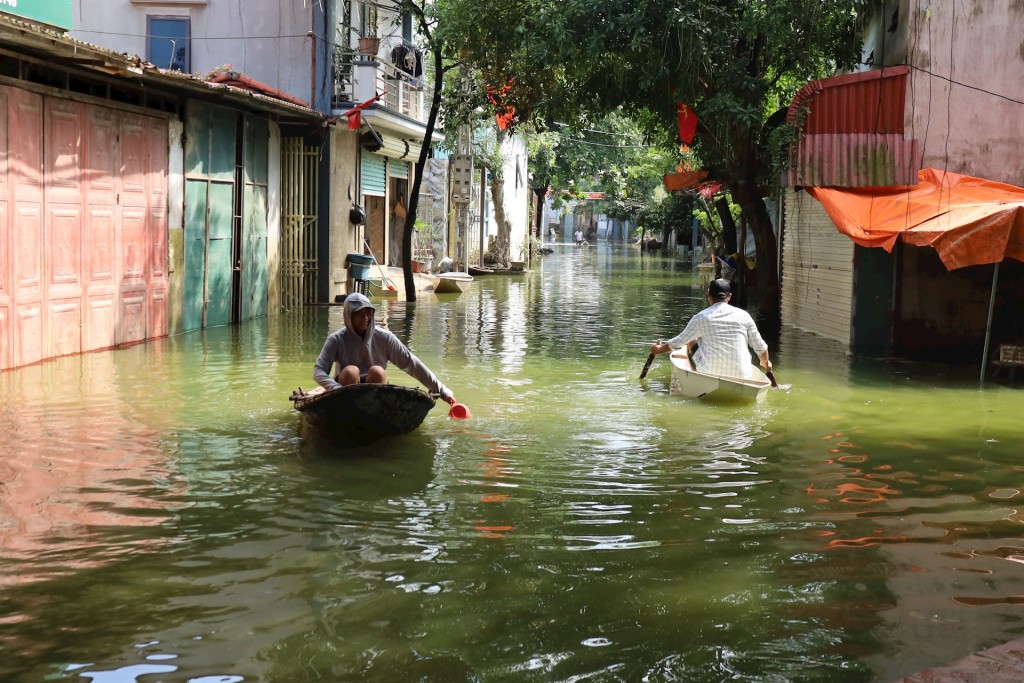 Nhiều đoạn đường trong thôn Nhân Lý (xã Nam Phương Tiến) hôm nay (5-8) vẫn ngập sâu. Ảnh Bảo Châu