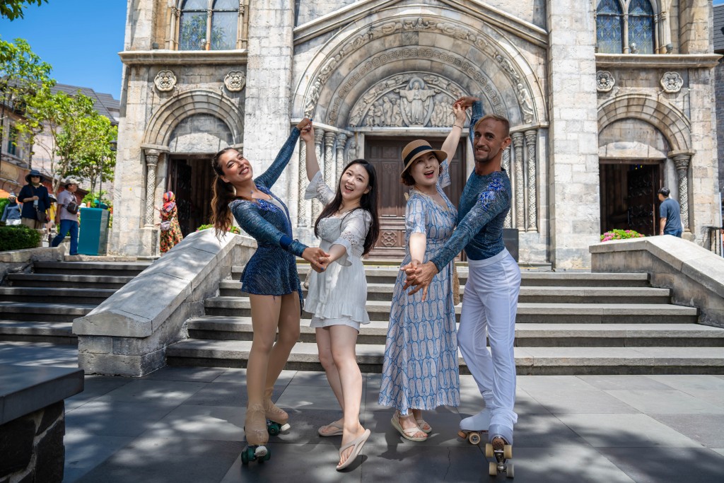 Khách Hàn Quốc check in với các nghệ sĩ quốc tế tại Sun World Ba Na Hills