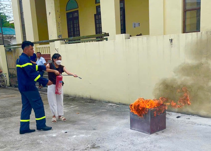 Báo cáo viên hướng dẫn các kỹ năng chữa cháy