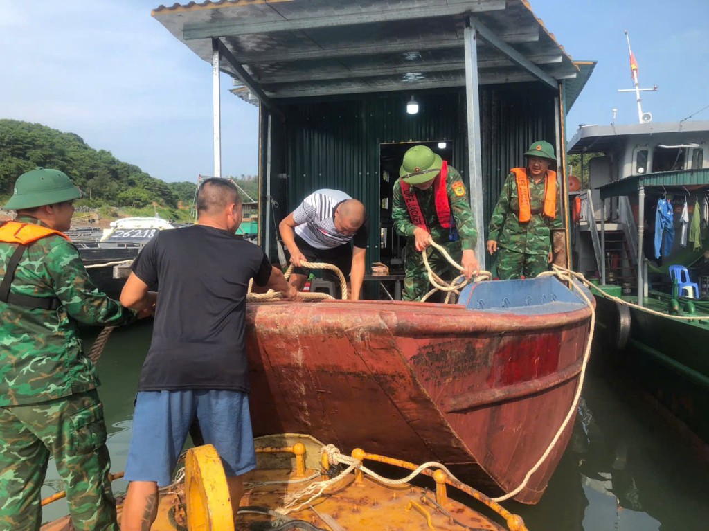 Bộ đội Biên phòng Quảng Ninh giúp ngư dân chằng buộc tàu thuyền chống bão số 3.