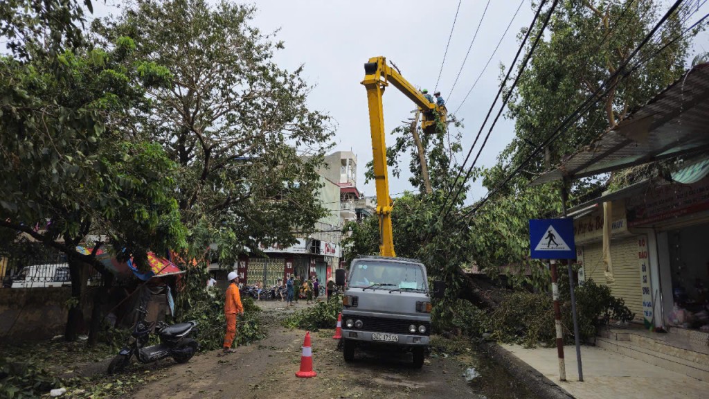 EVN nỗ lực ứng phó và vận hành an toàn lưới điện