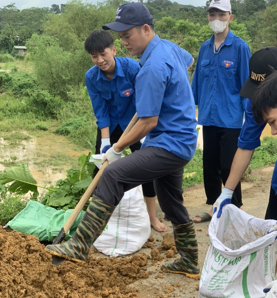 Thanh niên huyện xúc đất vào bao tải ngăn nước tràn