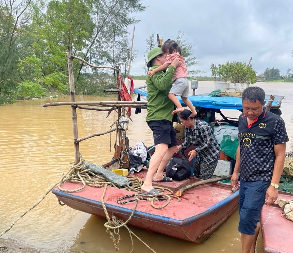 Hỗ trợ di chuyển người dân vùng ngập trũng đến nơi an toàn