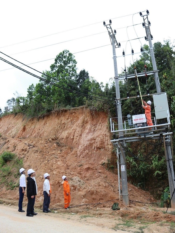 Đóng điện TBA Hạnh Dịch 3, cấp điện cho bà con dân bản thuộc địa bàn miền núi huyện Quế Phong, tỉnh Nghệ An