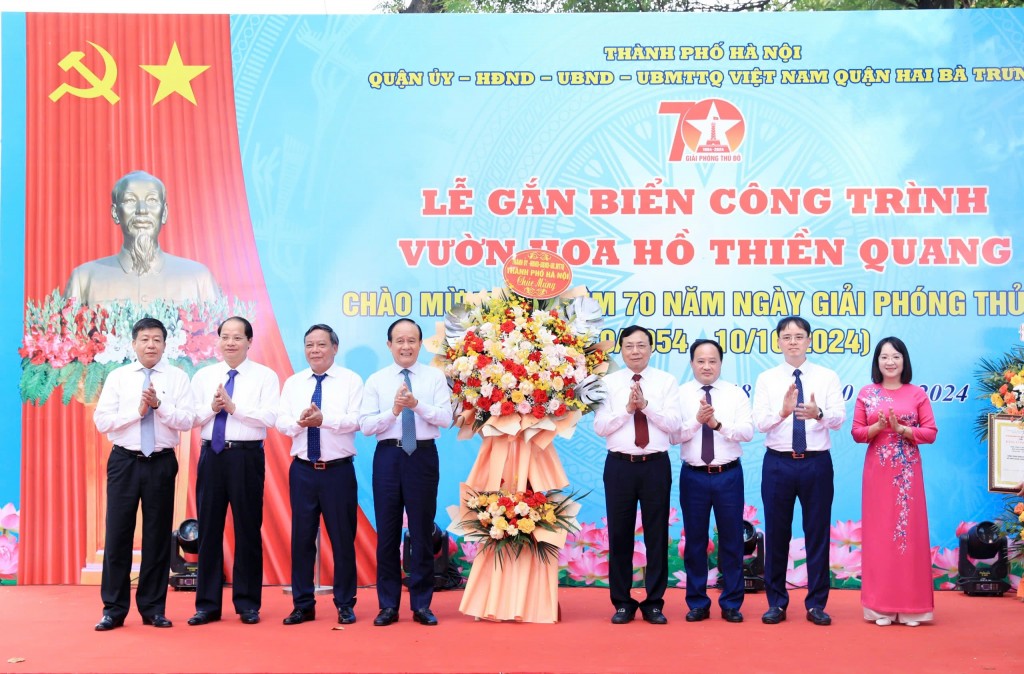 Quận Hai Bà Trưng gắn biển công trình vườn hoa hồ Thiền Quang