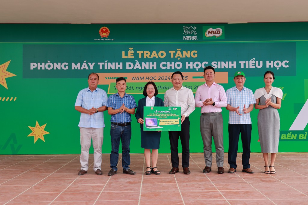 Đại diện Vụ Giáo dục tiểu học, Bộ GDDT, Sở GDDT tỉnh Yên Bái và Nestlé Việt Nam trao tặng phòng máy tính cho điểm trường Khao Mang