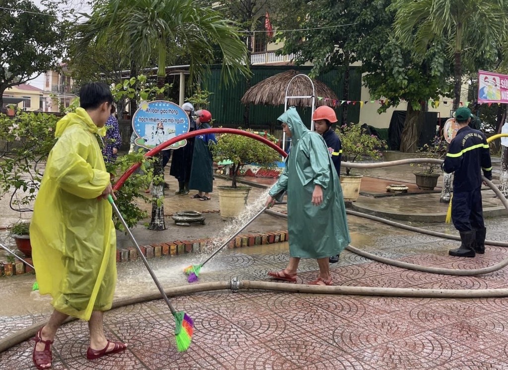 tranh thủ thời gian, nước rút đến đâu, đẩy bùn nhanh đến đó, nhằm giúp Nhân dân sớm ổn định cuộc sống, học sinh sớm trở lại trường