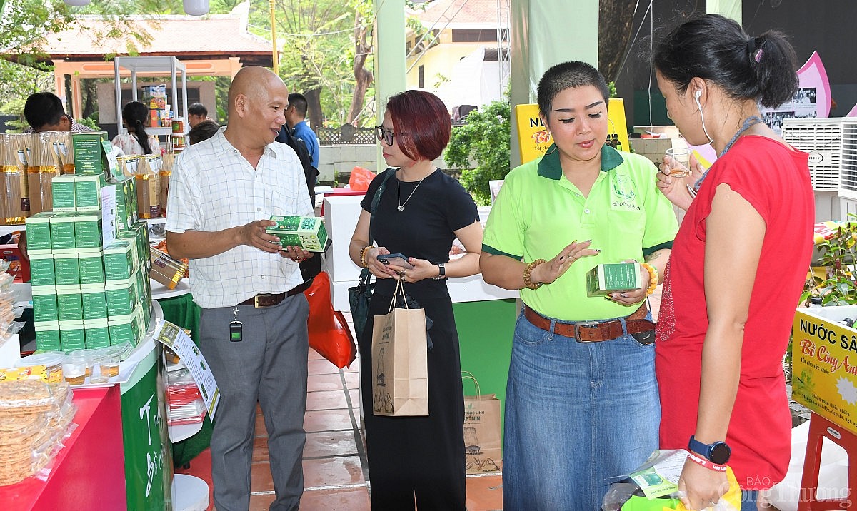 Hàng trăm gian hàng sản phẩm OCOP vùng miền quy tụ tại TP. Hồ Chí Minh