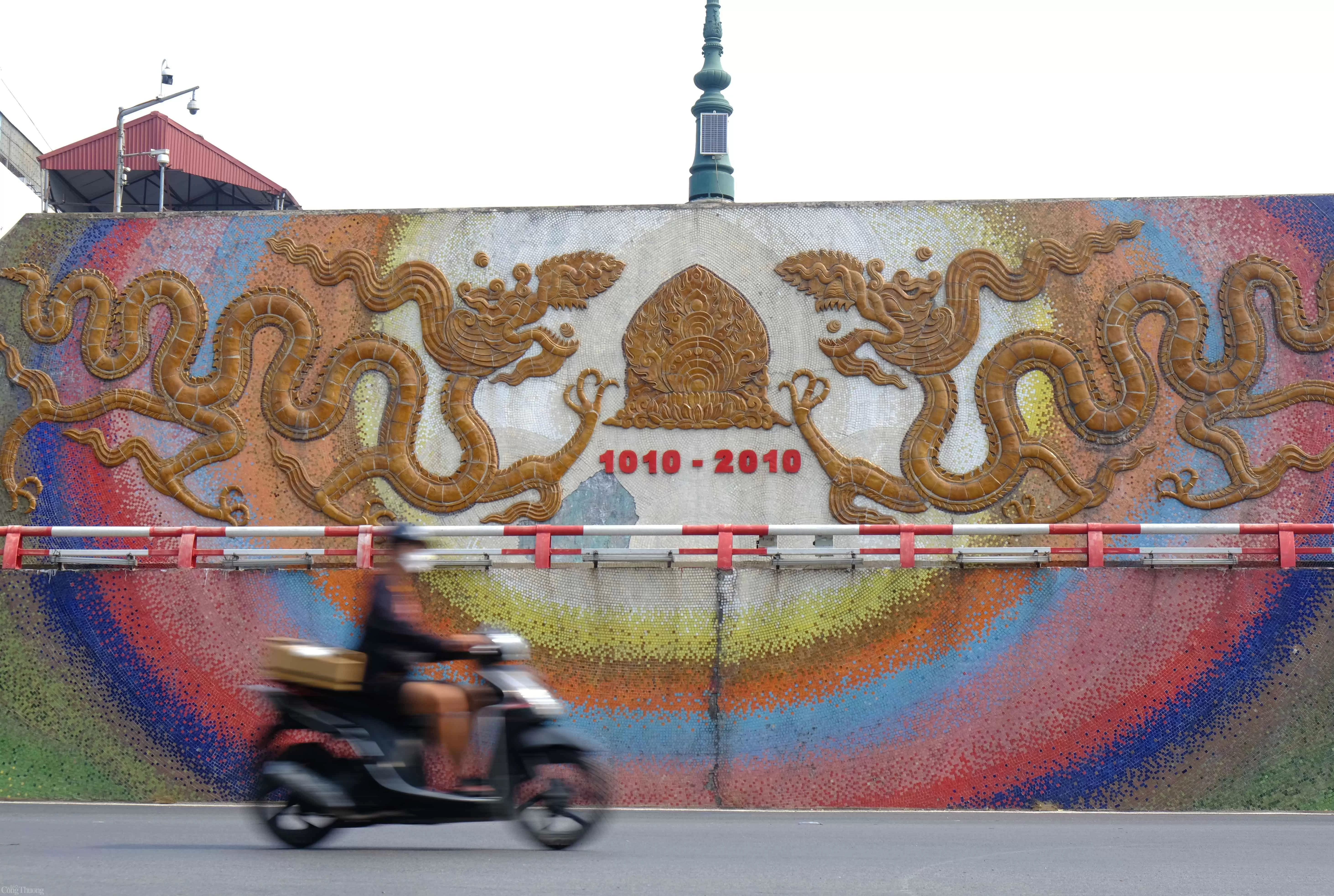 Con đường gốm sứ ven sông Hồng dài hơn 3,8 km, đây là công trình nghệ thuật chào đón đại lễ 1.000 năm Thăng Long - Hà Nội. Đáng chú ý, con đường này từng được Tổ chức Guinness thế giới công nhận là bức tranh gốm dài nhất thế giới. Sự kỳ công tỉ mỉ của những người nghệ sĩ đã giúp con đường này là nơi thu hút khách du lịch tới thăm, trở thành niềm tự hào của người dân Thủ đô. Ảnh: Trần Đình