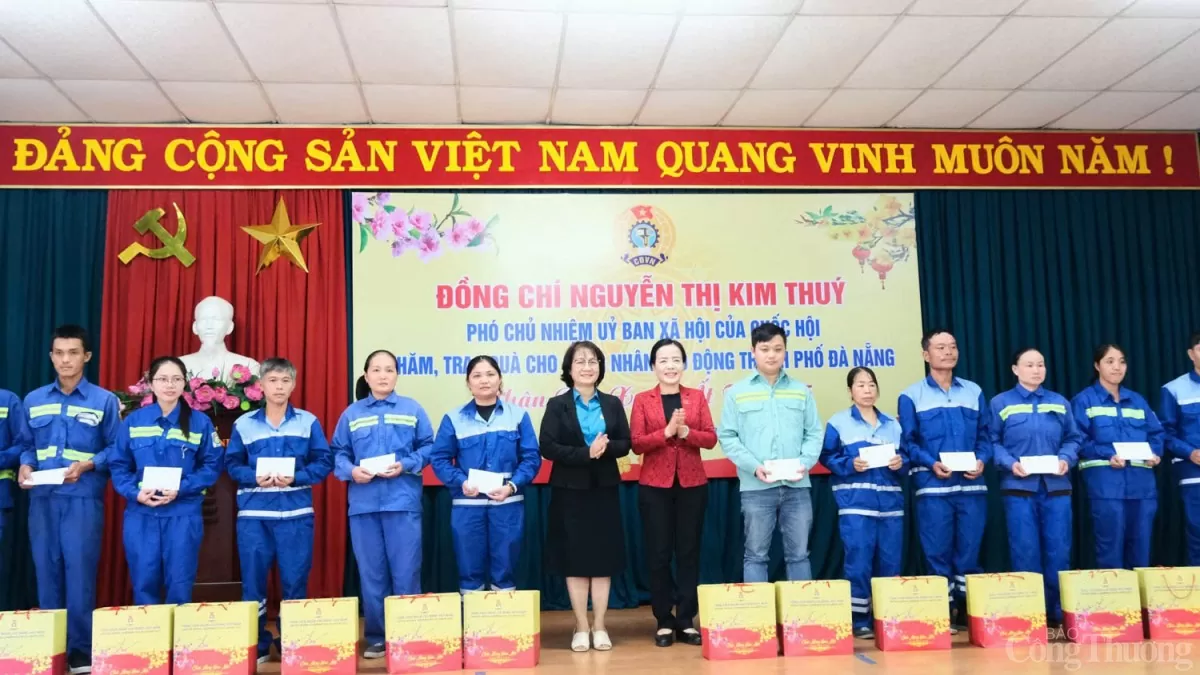 Phó Chủ nhiệm Ủy ban xã hội của Quốc hội Nguyễn Thị Kim Thúy tặng quà Tết cho người lao động công ty Môi trường Đô thị Đà Nẵng