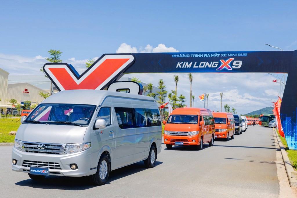 Sự kiện ra mắt xe minibus KimLong X9 một lần nữa khẳng định cam kết mạnh mẽ của KIM LONG MOTOR định hướng phát triển trở thành trung tâm hàng đầu khu vực về sản xuất ô tô và linh kiện phụ tùng