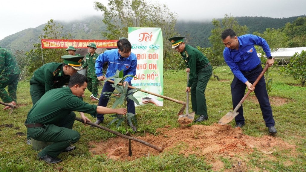 Tổ chức Tết trồng cây “Đời đời nhớ ơn Bác Hồ”.  (Ảnh: Tuoitrephuyen.vn)