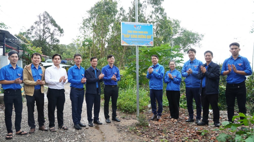 Khánh thành và bàn giao công trình “Thắp sáng đường quê” trị giá 15 triệu đồng tại thôn Vũng Rô, xã Hòa Xuân Nam. (Ảnh: Tuoitrephuyen.vn)