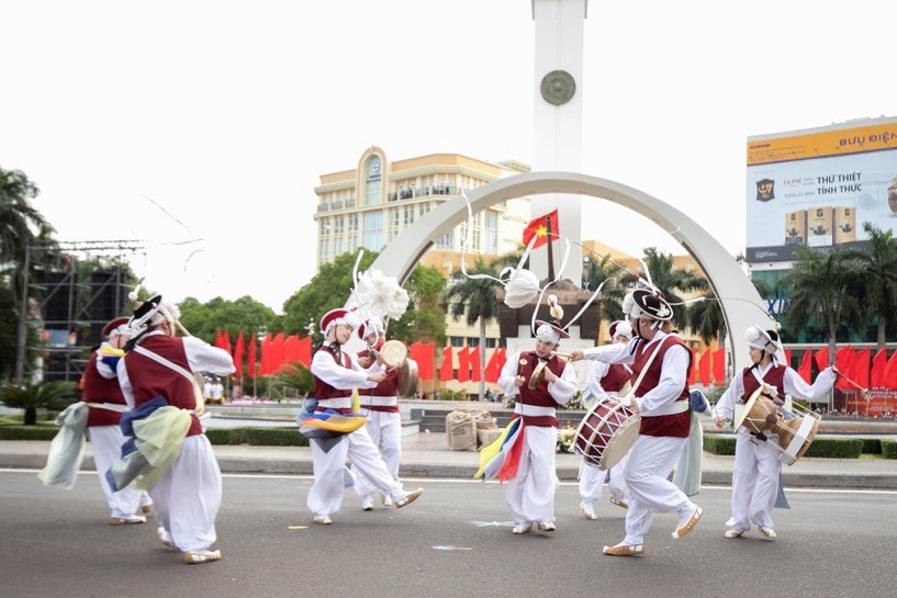 Lễ hội Đường phố còn mang đến sự giao thoa văn hóa đặc sắc với sự tham gia của các đoàn nghệ thuật dân gian quốc tế đến từ Campuchia và Hàn Quốc