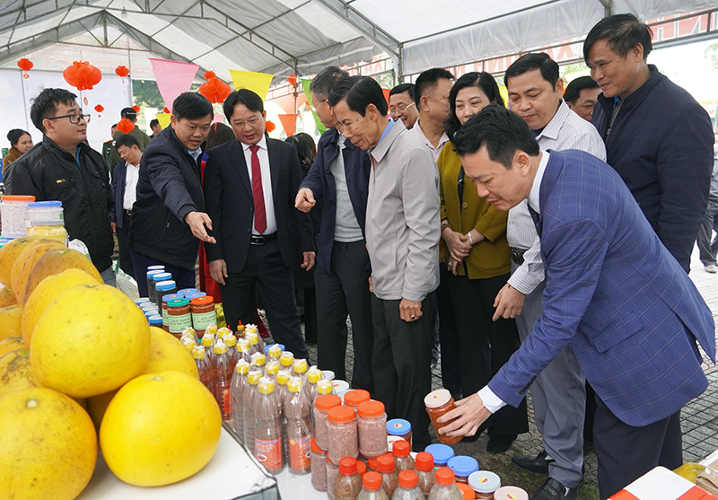 Các hội chợ, phiên chợ giới thiệu nông sản đã góp phần nâng tổng mức bán lẻ hàng hóa.