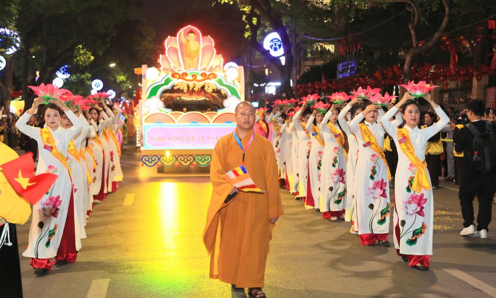 Rực rỡ sắc màu văn hóa Việt Nam cùng cung rước xá lợi Phật