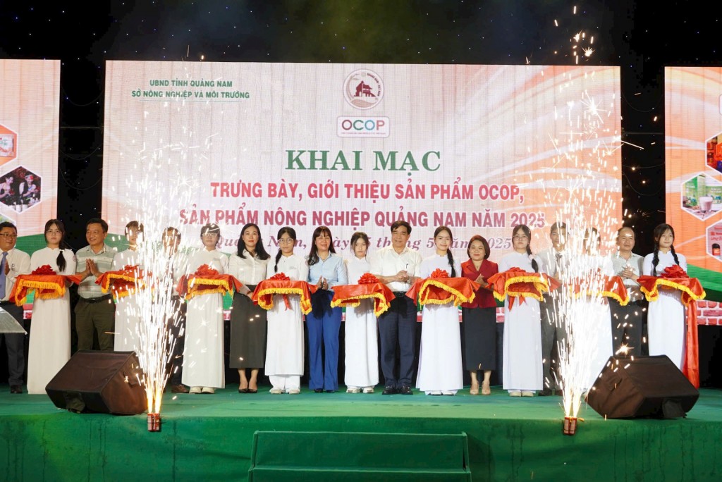 Đại biểu cắt băng khai mạc triển lãm.