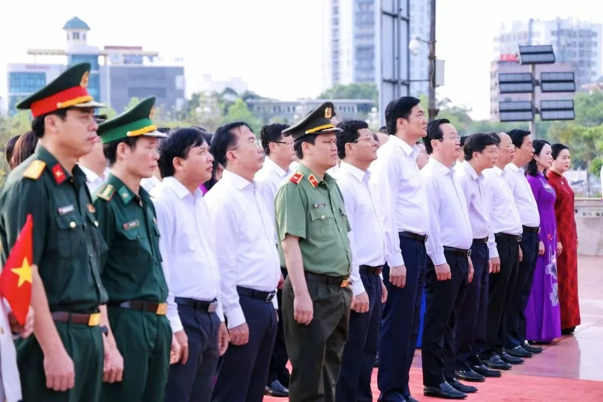 bay đại kỳ quảng trường hồ chí minh