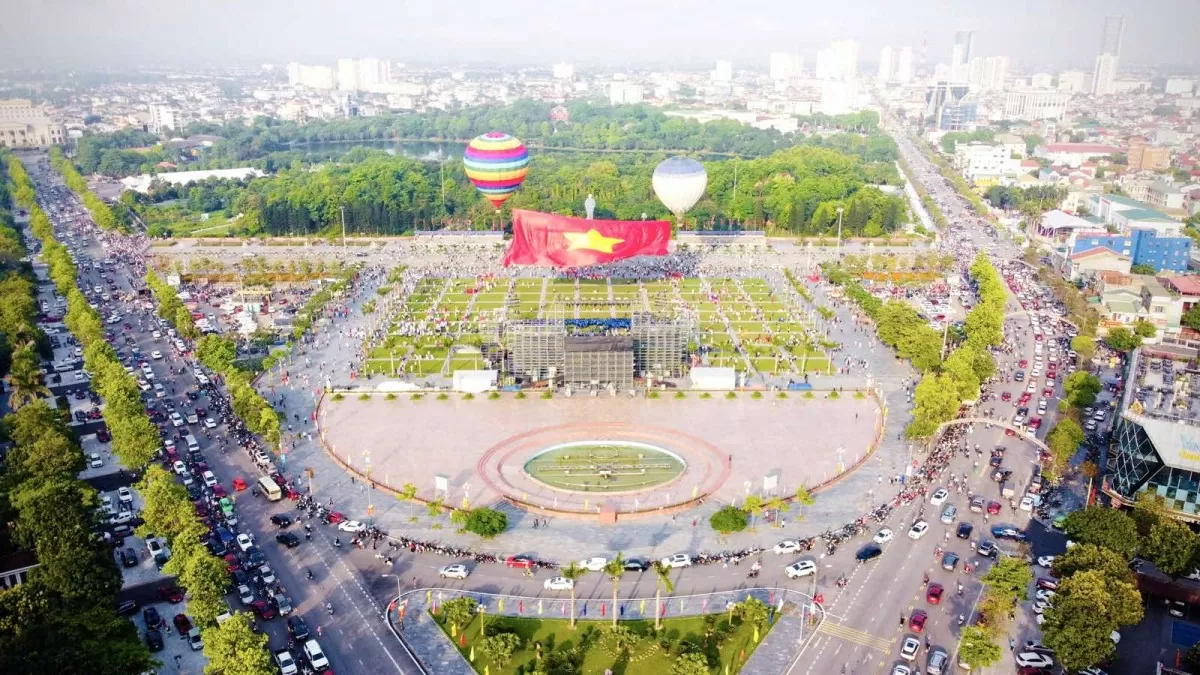 bay đại kỳ quảng trường hồ chí minh