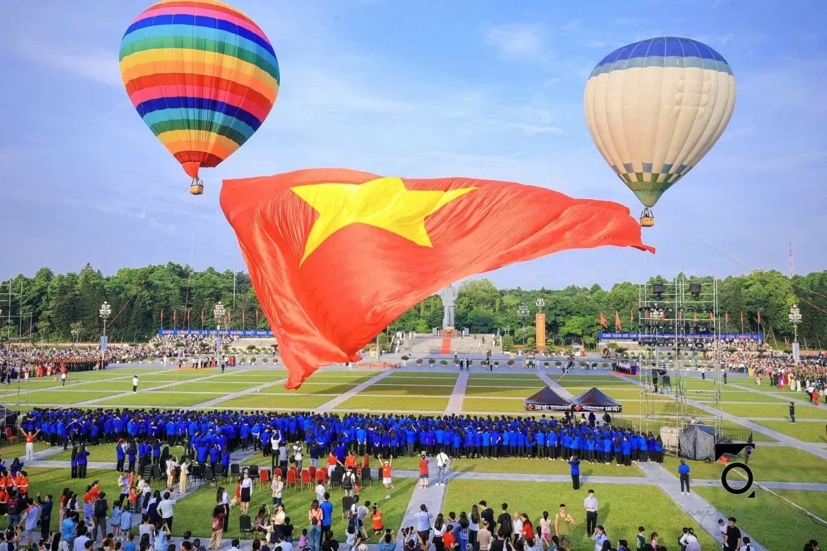 bay đại kỳ quảng trường hồ chí minh