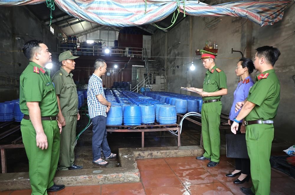 Cơ quan Cảnh sát điều tra Công an tỉnh Bắc Giang tống đạt quyết định và lệnh đối với Nguyễn Văn Tân. Ảnh: Bộ Công an