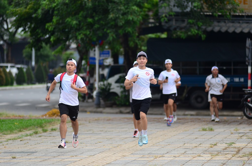 Các đoàn viên thanh niên hào hứng tham gia giải chạy (Ảnh Đ.Minh)
