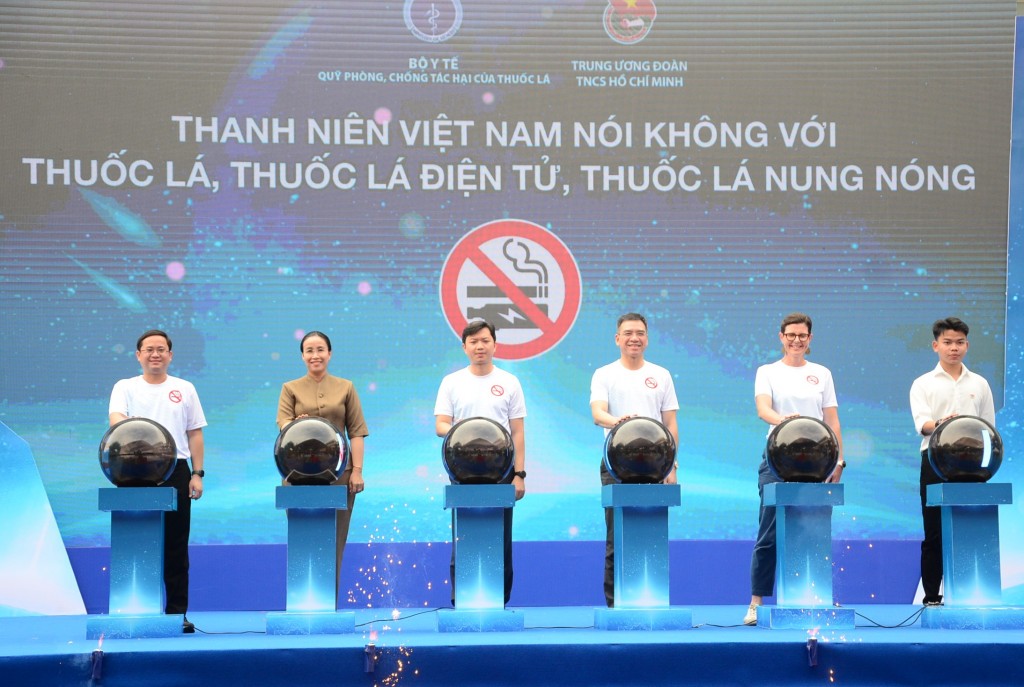 Các đại biểu thực hiện nghi thức phát động lễ mít tinh hưởng ứng Ngày thế giới không thuốc lá 31/5 (Ảnh Đ.Minh)
