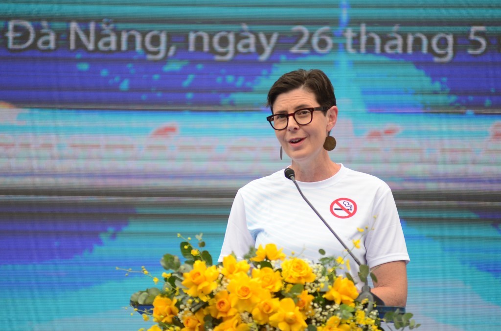 Tiến sỹ Angela Pratt, Trưởng đại diện Tổ chức Y tế thế giới tại Việt Nam chia sẻ về tác hại của thuốc lá điện tử và thuốc lá nung nóng (Ảnh Đ.Minh)