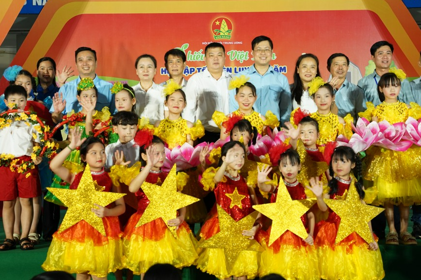 Đại biểu và các em thiếu nhi chụp ảnh lưu niệm tại chương trình