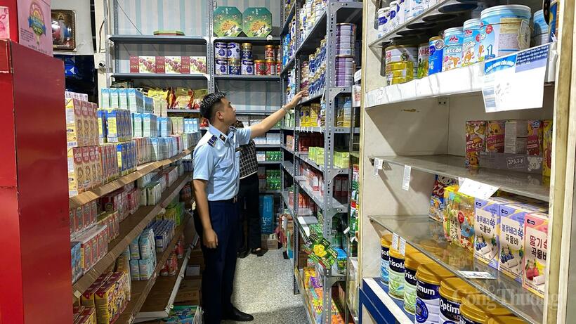 Lực lượng quản lý thị trường kiểm tra các cửa hàng kinh doanh thực phẩm trên địa bàn