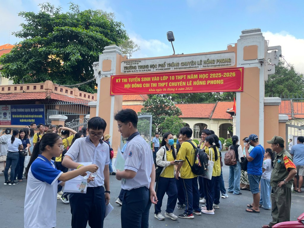 Rất đông phụ huynh, thí sinh có mặt từ sớm tại điểm trường
