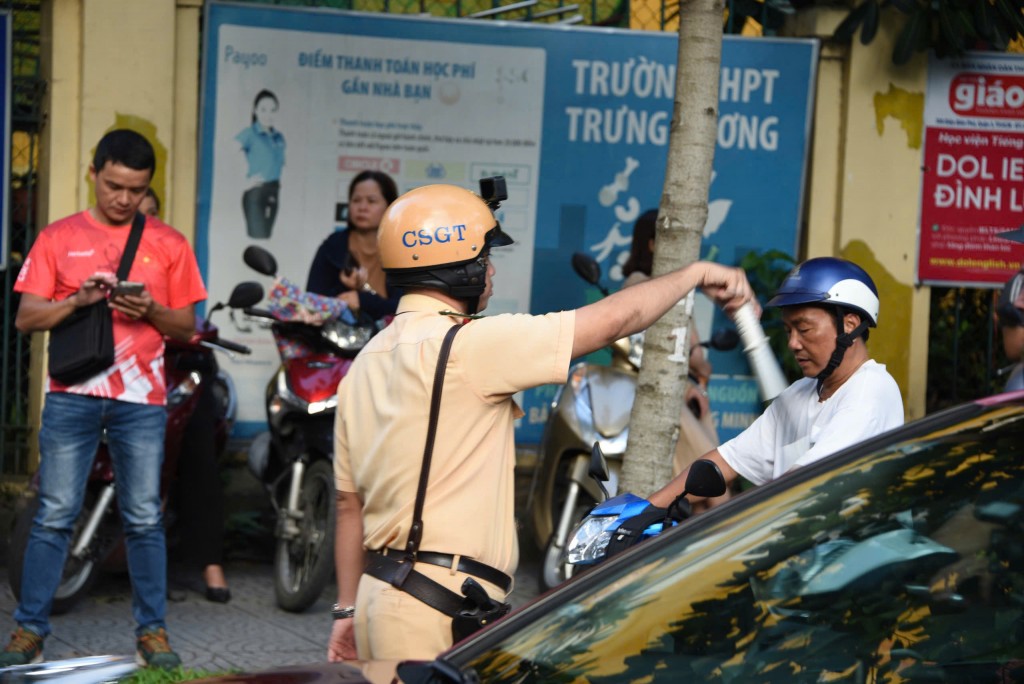 Lực lượng CSGT có mặt từ sớm tại các điểm thi để điều tiết giao thông, đảm bảo an toàn cho các sĩ tử