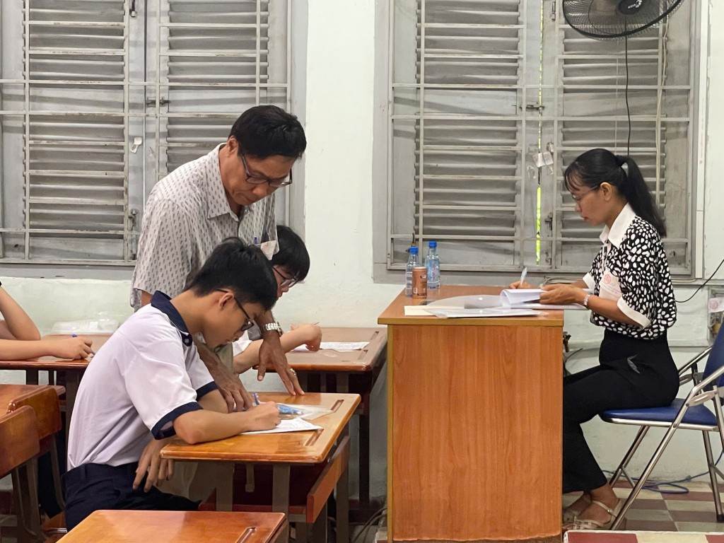 Thí sinh được các thầy cô giám thị hướng dẫn tận tình các thủ tục trước giờ thi