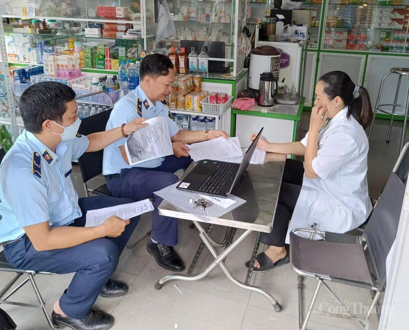 Lực lượng quản lý thị trường kiểm tra trực tiếp tại các cơ sở kinh doanh