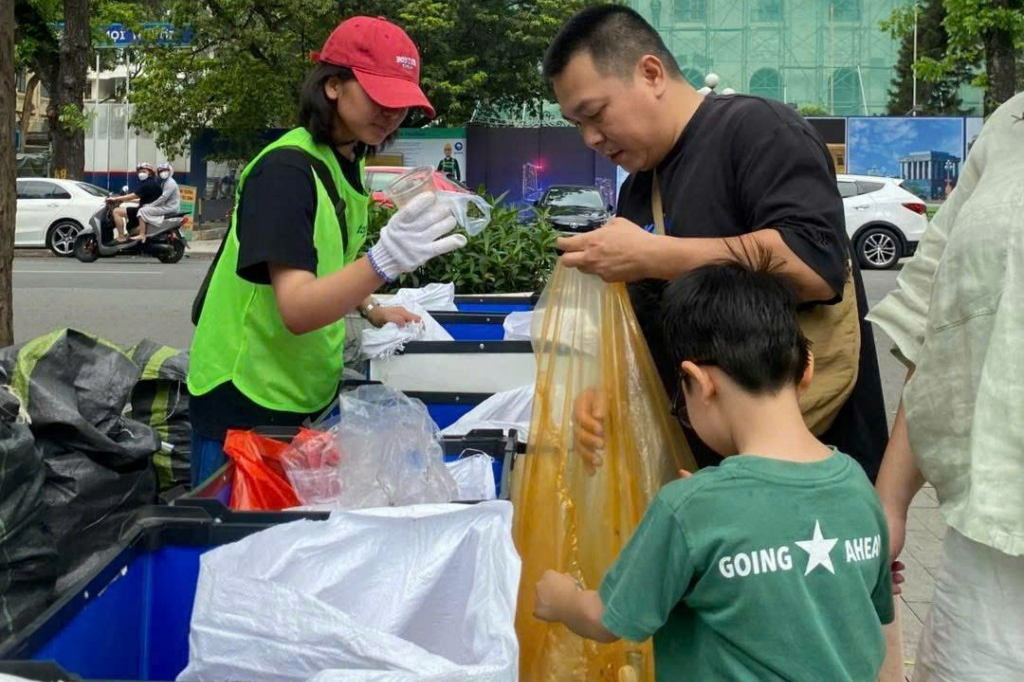 Người dân mang rác thải đến trạm cứu hộ Tagom để phân loại